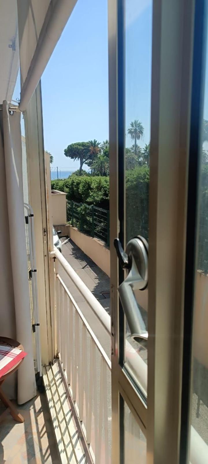 Un Pied Dans L'eau, Un Pied En * Cannes